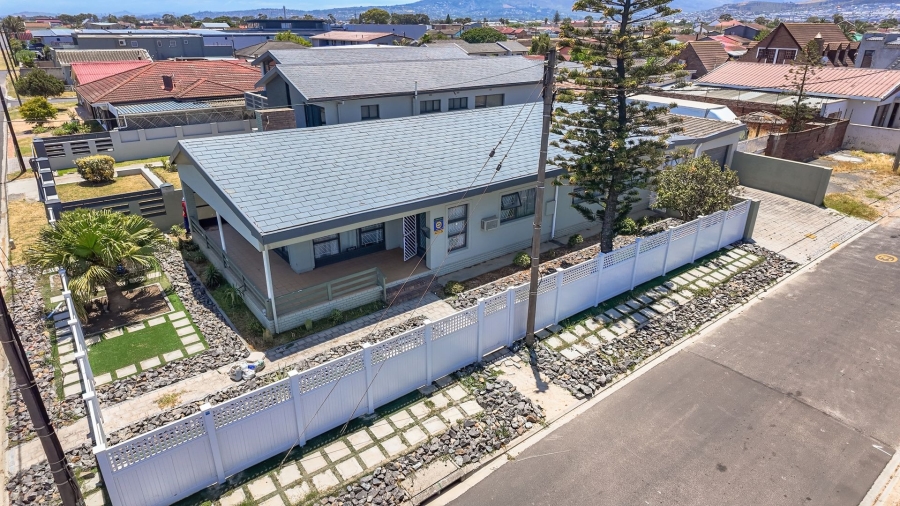 4 Bedroom Property for Sale in Gustrouw Western Cape